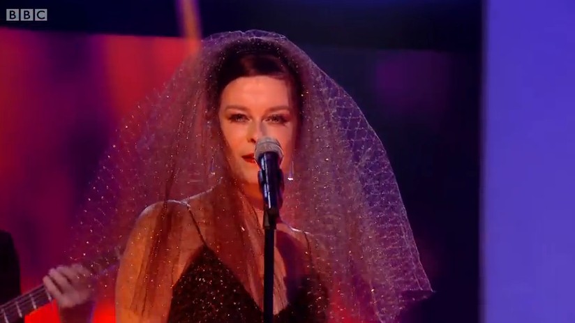 Lisa Stansfield Pays Tribute To Gay Marriage With Wedding Outfit On Lottery