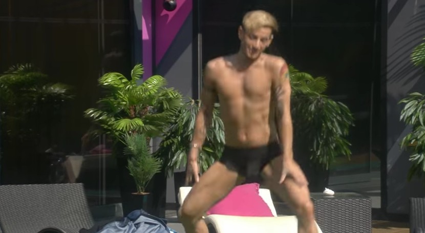 Frankie Grande gets completely naked again