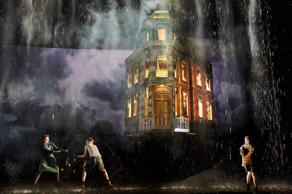 THEATRE REVIEW | An Inspector Calls, The Playhouse Theatre 1 An Inspector Calls