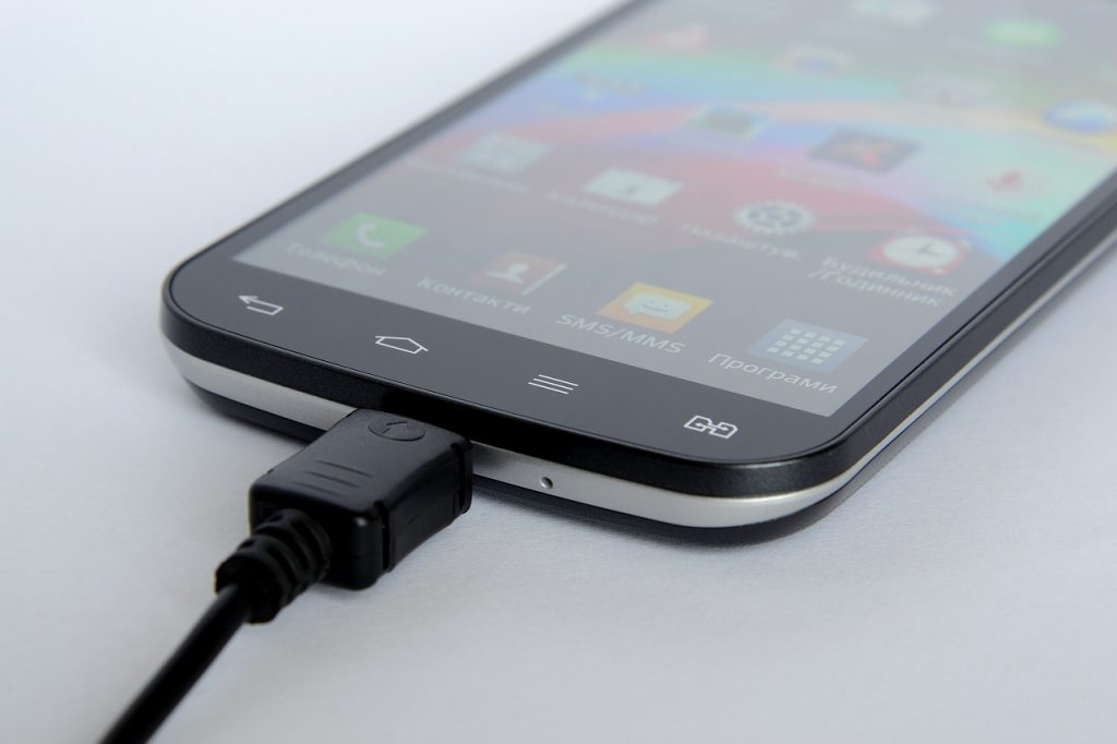 Here's why you should never charge your phone in public 2