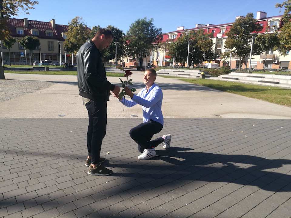This gay couple proposed 100 times on the streets of Poland to film people’s reactions