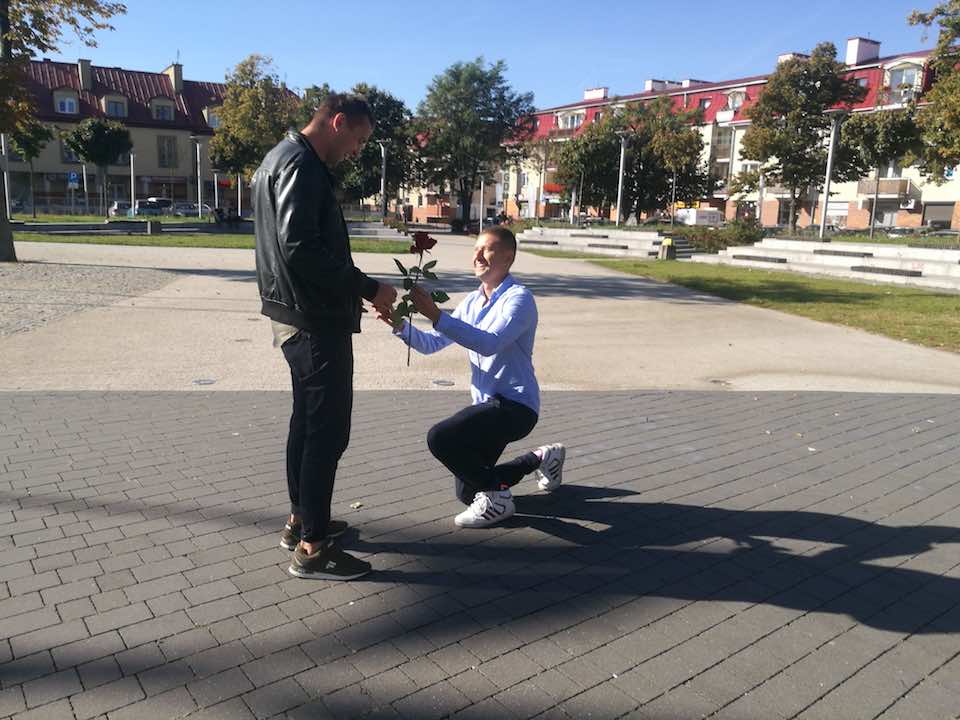 This gay couple proposed 100 times on the streets of Poland to film people's reactions 2