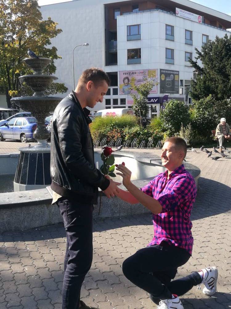 This gay couple proposed 100 times on the streets of Poland to film people's reactions 4