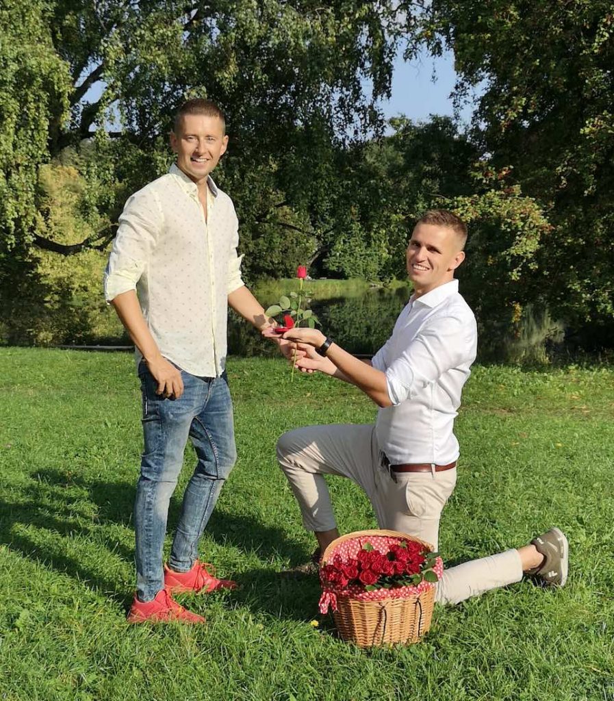 This gay couple proposed 100 times on the streets of Poland to film people's reactions 3