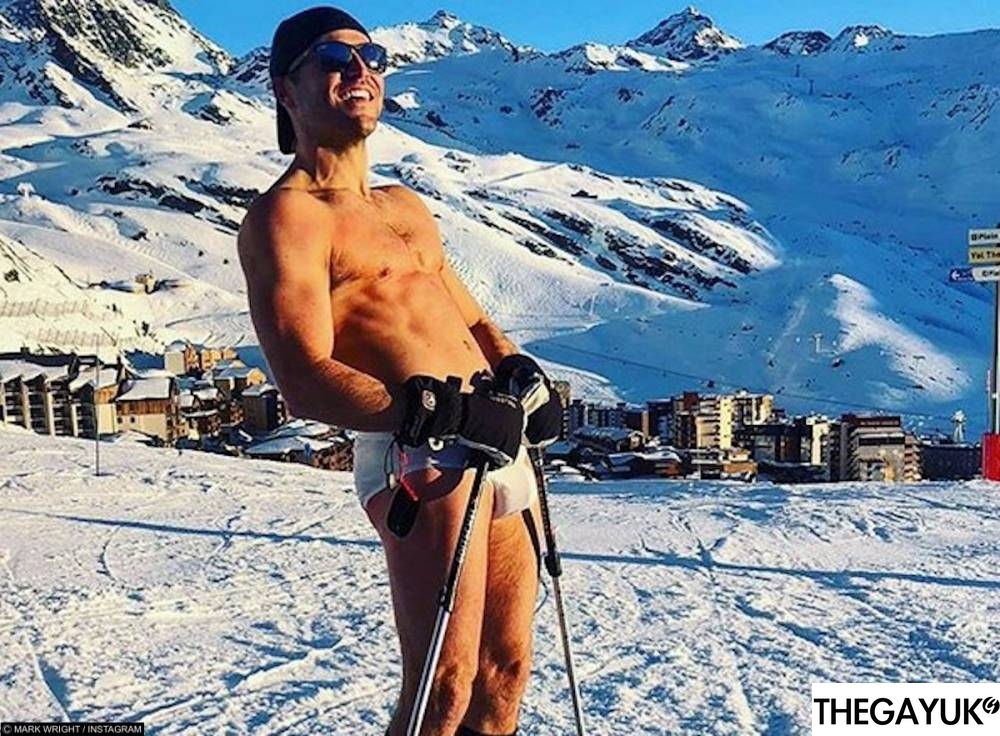People think that TV Star Mark Wright has stuffed his pants with socks 1