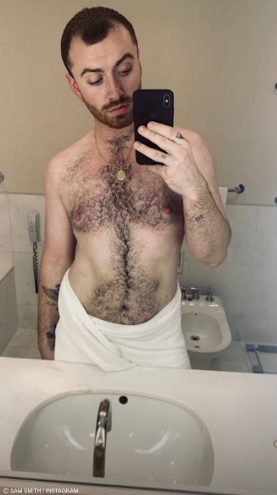 Sam Smith strips to his underwear and becomes a "bond girl" 5