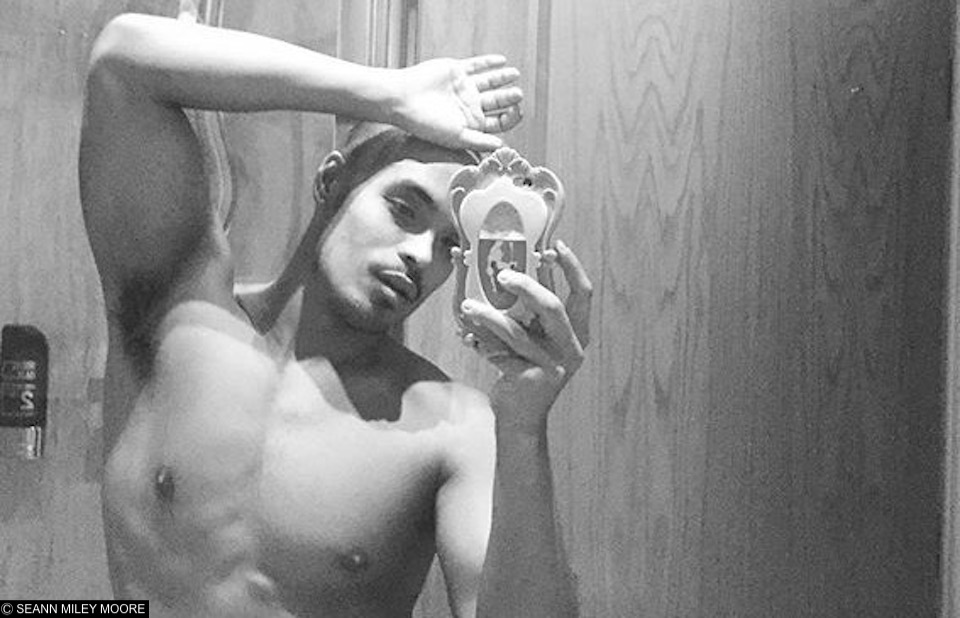 Seann Miley Moore gets steamy in the shower 1